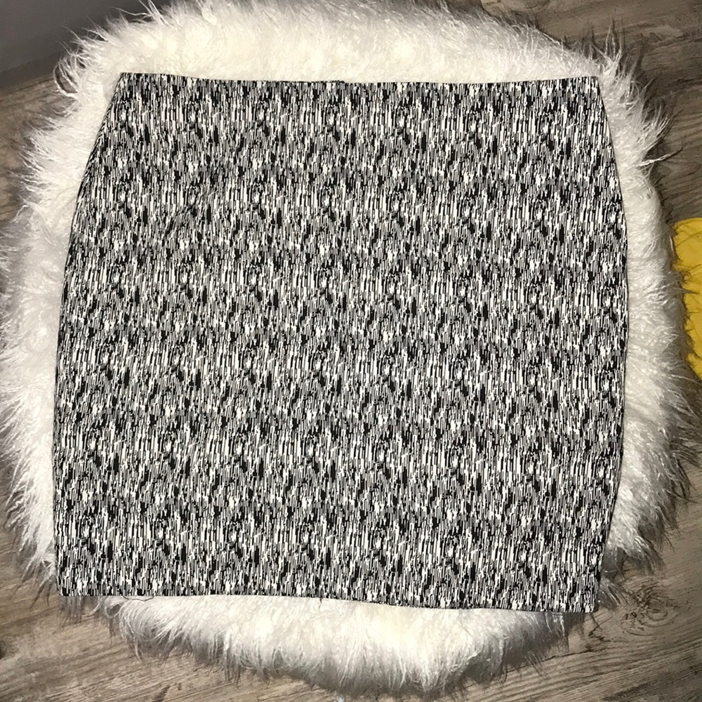NWT Forever 21 contemporary black and white skirt